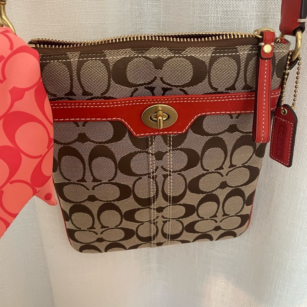NWT Coach Khaki/Geranium Hamptons‎ Signature Swingpack Crossbody 2007 - Picture 3 of 16